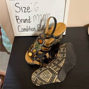 Moma Women's Black and Tan Wedge Sandals